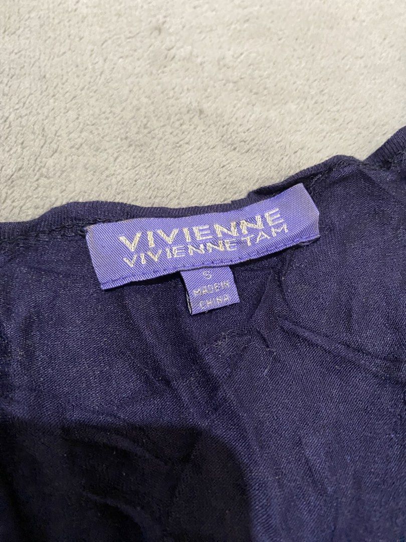 Vivienne tam (Category: Dresses) located in Tabaco. Submitted by centthrif55361 (Listing ID 1469069006, Image 3). Description: Vivienne tam Small W:14 L:26.5 Excellent condition Color rate 9.7/10 No issue .