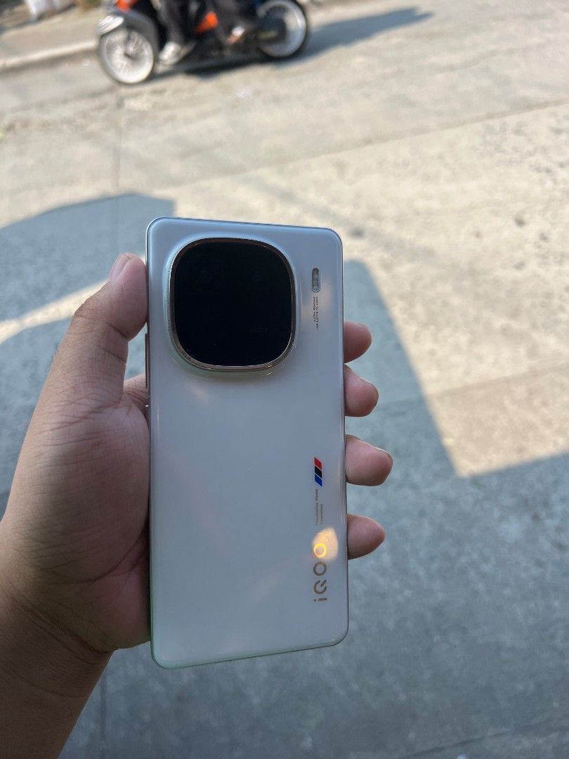 Vivo IQOO 12 (Category: Vivo) located in Manila. Submitted by 7sleepy.head (Listing ID 1469018511, Image 2). Description: IQOO 12 CN ✅ Snapdragon 8 Gen 3 ✅ 16GB RAM + 512GB storage (huge storage, no lag) ✅ 6.78” AMOLED 144Hz screen — super smooth ✅ Triple camera 50MP + 50MP + 64MP w/ 3x zoom 100x Zoom ✅ 5000mAh battery, 120W fast charge ✅ OriginOS 6 Condition: Body & screen still looking good, no major dents/scratches. Everything works perfectly 