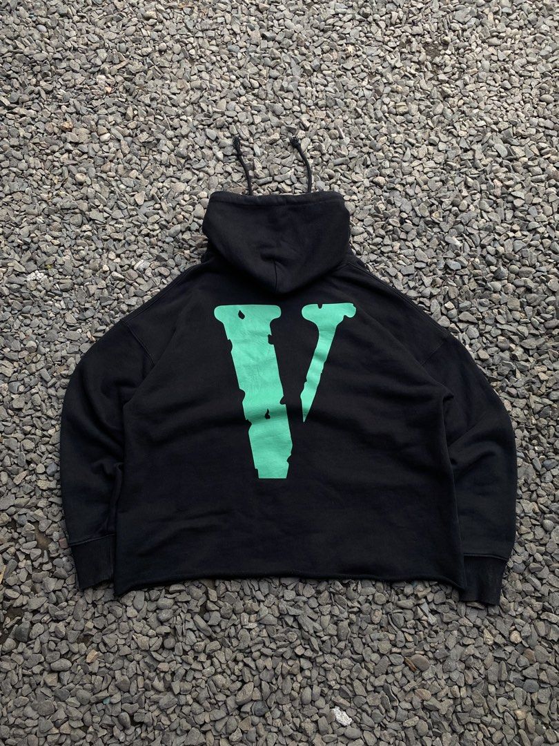 VLONE HOODIE (Category: Coats, Jackets and Outerwear) located in Manila. Submitted by https_uno (Listing ID 1468998117, Image 2). Description: EXCELLENT CONDITION NO ISSUE 9.5/10 Color rate MALINIS PRINT WAANG HAIRLINES O BASAG HEAVY COTTON CRISPY CONDITION.
