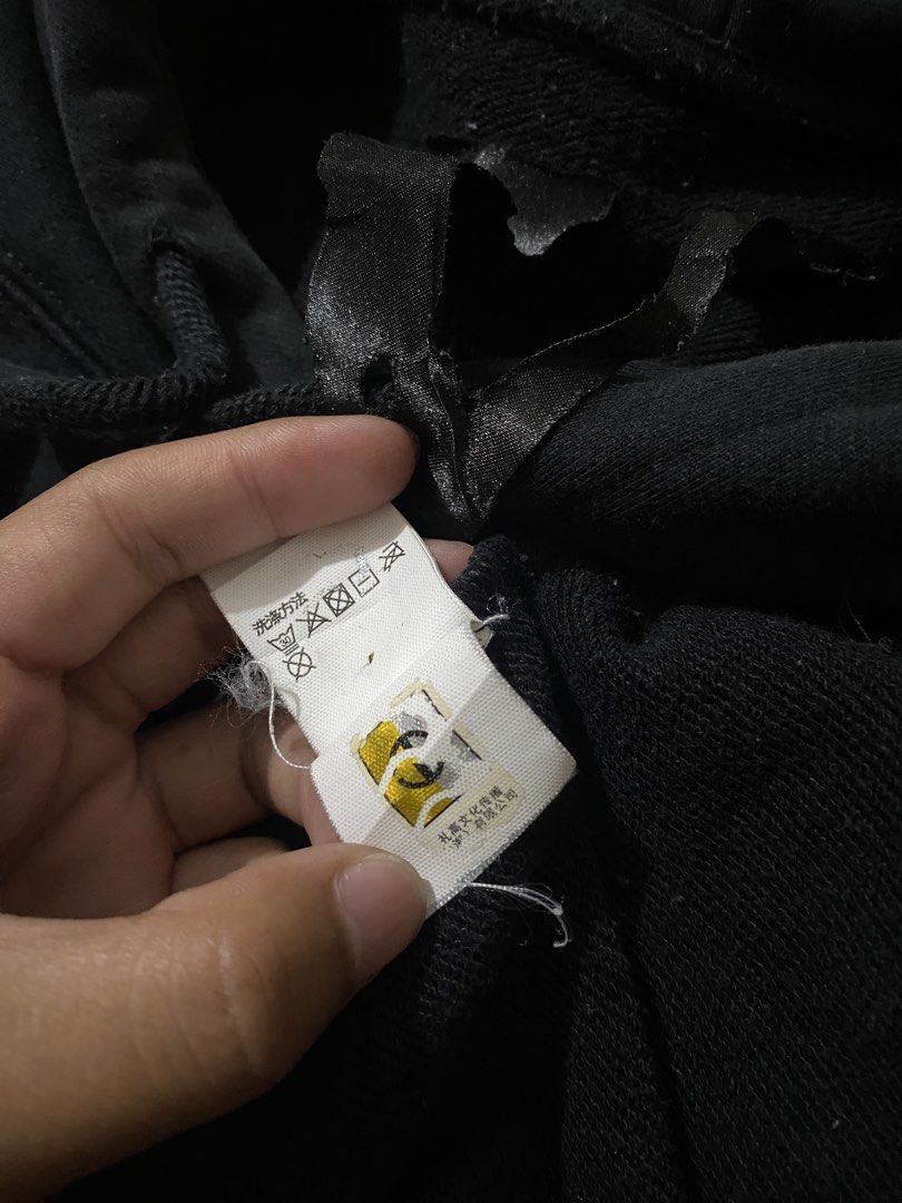 Vlone Hoodie (Category: Coats, Jackets and Outerwear) located in Baguio. Submitted by reniel_thrift (Listing ID 1469056867, Image 3). Description: forsale Vlone Friends Hoodie in Black/Orange •Excellent Condition •Color Rate: 9.5/10 •Issue: None -Size Large On tag -Width 22 -Length 27 ₱880ship 📍Baguio City🌲.