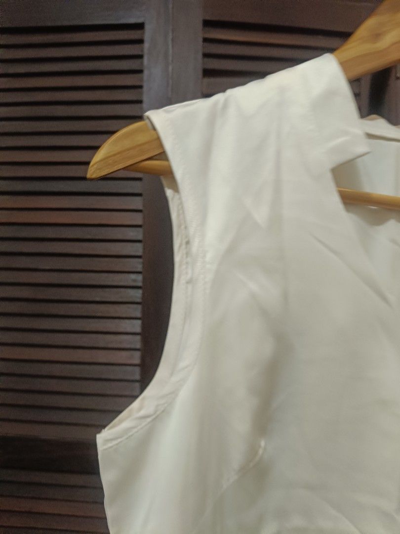 Vneck Sleeveless (Category: Sleeveless) located in Manila. Submitted by byjrb (Listing ID 1469048932, Image 3). Description: 🛍️ Brand-new items from SHEIN, Emery Rose, Zaful, No brand & more! Size : Medium 📦 Shipping: LBC / J&T / Lalamove 💸 MOP: GCash / BPI only DM for inquiries! 💌 Note : Wednesday and Saturday : shipping day..