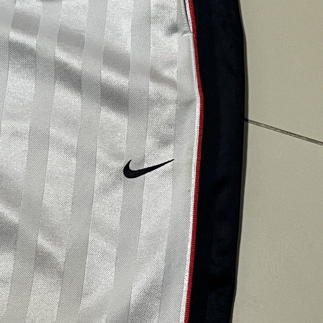 VNTG NIKE EMBROID LOGO TRACK SHORT (Category: Shorts) located in Manila. Submitted by balanse (Listing ID 1468981948, Image 3). Description: SIZE: L ON TAG DIMES: 30-38W X 22L EXCELLENT CONDITION. 9.9 HONEST COLOR RATE. NONE ANY ISSUE, WASH ONLY.