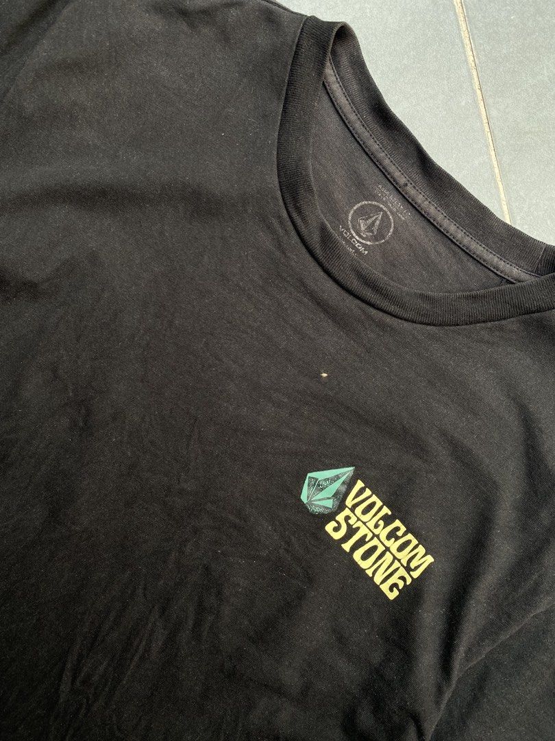 Volcom (Category: Tshirts & Polo Shirts) located in Kajang. Submitted by sorabundle (Listing ID 1468958230, Image 3). Description: Pit 22/29 Cond 8/10 Ada sedikit pudar bhgian kolar dlm Boleh refer gmba.
