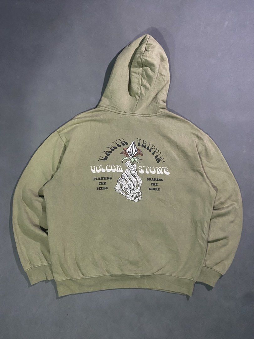 Volcom Earth Tripper Pullover Hoodie (Category: Hoodies) located in Dumaguete. Submitted by darios_thrift (Listing ID 1469112370, Image 2). Description: Volcom Earth Tripper Pullover Hoodie ₱550 + sf Dimes : 27 x 27 Excellent condition ✅ Issue : 1 minimal Scratch (Not visible When worn) Need wash Color rate : 9/10 (Color may vary due to lighting) .