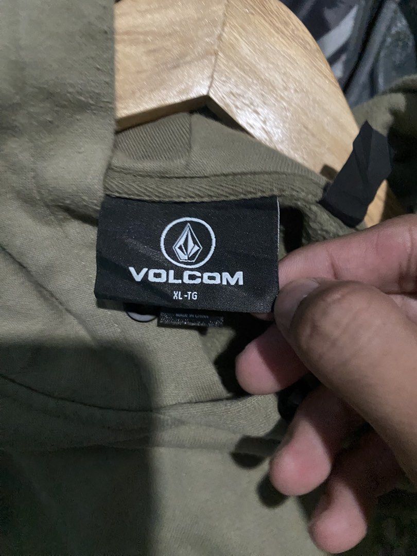 Volcom Earth Tripper Pullover Hoodie (Category: Hoodies) located in Dumaguete. Submitted by darios_thrift (Listing ID 1469112370, Image 3). Description: Volcom Earth Tripper Pullover Hoodie ₱550 + sf Dimes : 27 x 27 Excellent condition ✅ Issue : 1 minimal Scratch (Not visible When worn) Need wash Color rate : 9/10 (Color may vary due to lighting) .