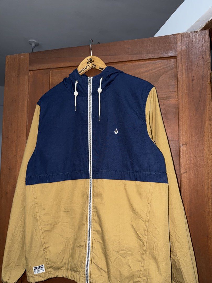 VOLCOM JACKET water resistant (Category: Coats, Jackets and Outerwear) located in Manila. Submitted by triptothrift7 (Listing ID 1469102226, Image 3). Description: message if you are interested! for fast transaction VOLCOM JACKET water resistant for only 1500 size medium width 21 x 28 length no issue need wash only excellent condition color rate 9/10 mode of payment gcash or bank transfer location Biñan laguna.