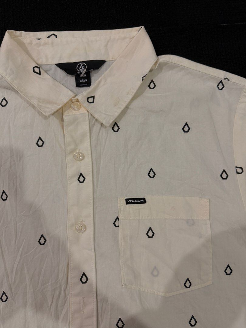 Volcom Patterson Short-Sleeve Woven Shirt (Category: Formal Shirts) located in Manila. Submitted by solesearchin (Listing ID 1469108664, Image 2). Description: Volcom Patterson Short-Sleeve Woven Shirt Good as New No Issue Size: Medium 21 x 28 650 + sf.