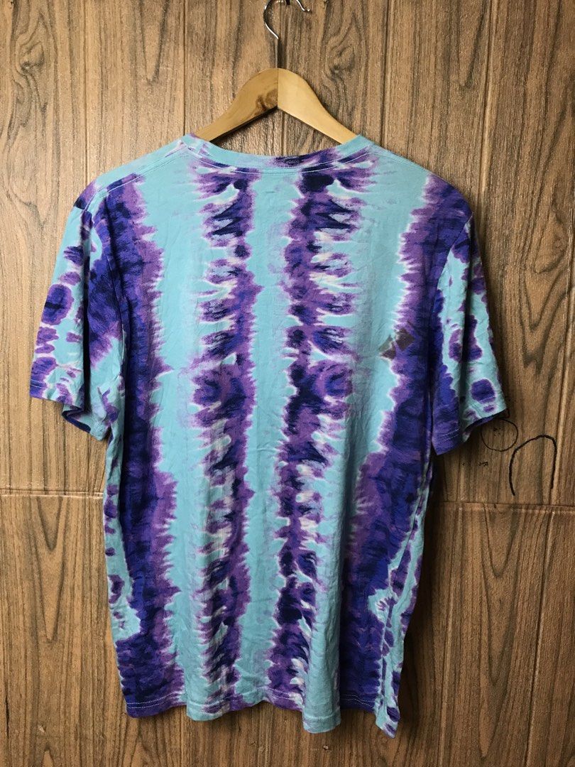 Volcom Tie Dye T-Shirt Blue Purple (Category: Tshirts & Polo Shirts ) located in Aloguinsan. Submitted by jayhooukay (Listing ID 1469035680, Image 3). Description: 21 x 28 As new 10/10 - Brand: Volcom - Style: Short sleeve crew neck t-shirt - Design: Bright blue and purple tie-dye pattern with embroidered white stone logo on left chest - Material: Lightweight cotton - Condition: Great casual piece for everyday wear.