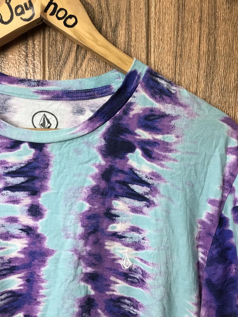 Volcom Tie Dye T-Shirt Blue Purple (Category: Tshirts & Polo Shirts ) located in Aloguinsan. Submitted by jayhooukay (Listing ID 1469035680, Image 2). Description: 21 x 28 As new 10/10 - Brand: Volcom - Style: Short sleeve crew neck t-shirt - Design: Bright blue and purple tie-dye pattern with embroidered white stone logo on left chest - Material: Lightweight cotton - Condition: Great casual piece for everyday wear.