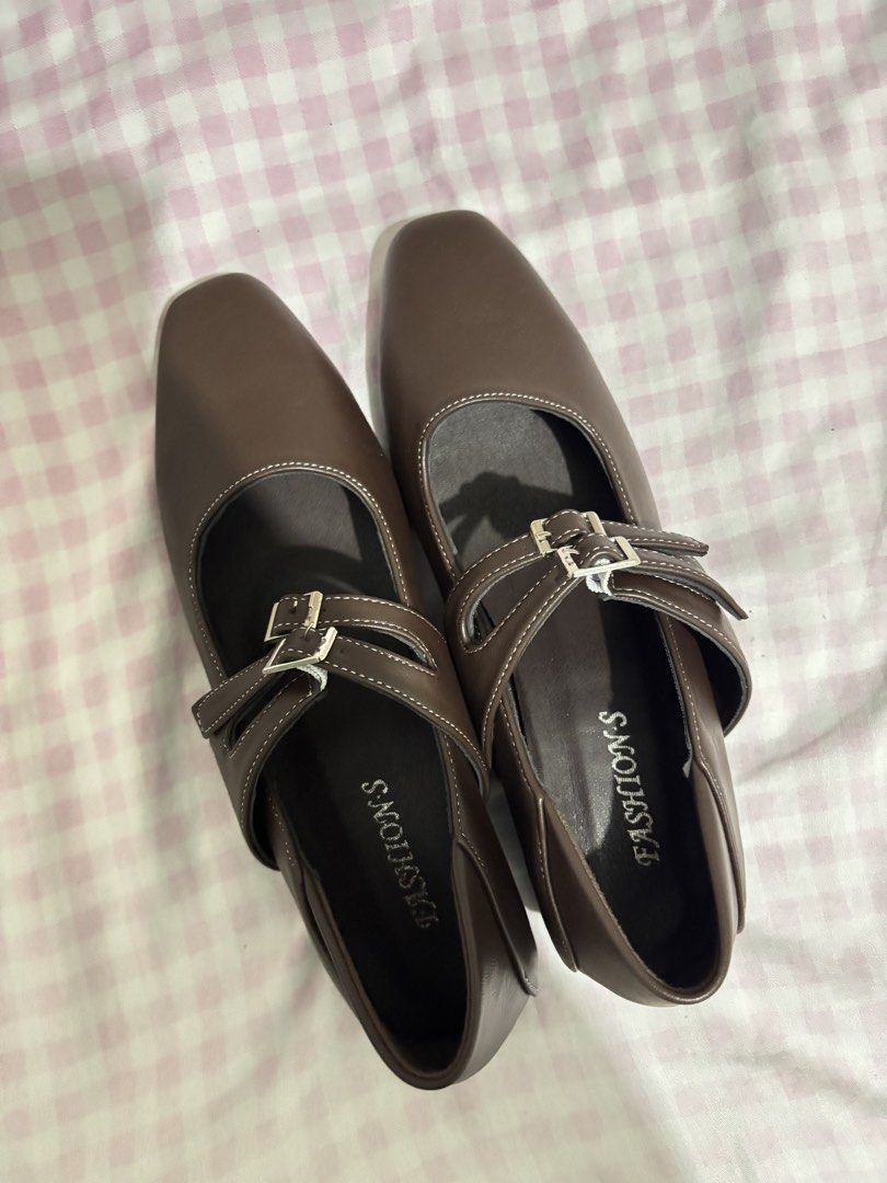 brown mary janes (Category: Flats & Sandals) located in Manila. Submitted by iyahpreloved_ (Listing ID 1469088900, Image 3). Description: never been used size 39 / 24.5cm.