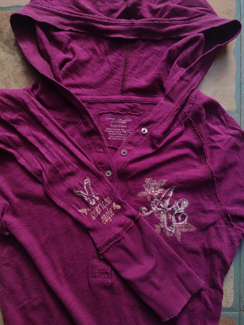 VTG AMERICAN EAGLE HENLEY (HOODED) (Category: Longsleeves) located in Manila. Submitted by _wtfroza (Listing ID 1469108109, Image 2). Description: 📌size: S to M -slight cracks on design -need wash, overall condition is good.