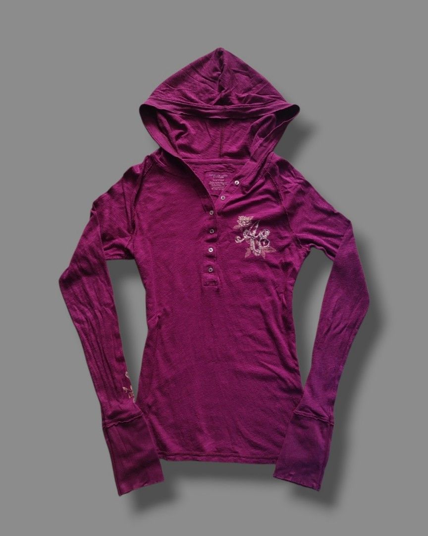 VTG AMERICAN EAGLE HENLEY (HOODED) (Category: Longsleeves) located in Manila. Submitted by _wtfroza (Listing ID 1469108109, Image 1). Description: 📌size: S to M -slight cracks on design -need wash, overall condition is good.
