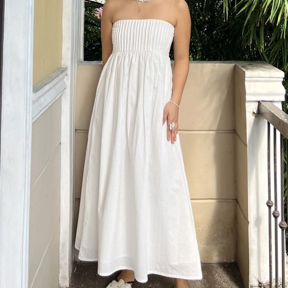 Wanhiyan White Dress (Category: Dresses) located in Cainta. Submitted by taygracie (Listing ID 1469026045, Image 1). Description: Never worn. Still with tag. No issues. Bought for 900 PHP via Wanhiyan website. Free Size (scroll images to see size chart) *Top part is stretchable .
