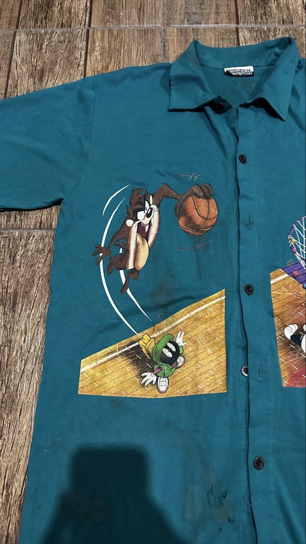 WARNER BROS VINTAGE POLO (Category: Tshirts & Polo Shirts ) located in Manila. Submitted by urban-vintage_2 (Listing ID 1468964685, Image 2). Description: ISSUE: STAIN( NEED WASH ) MOP :GCASH ( NO COD ) SHIP VIA : LALAMOVE & J&T LOCATION : PASIG CITY LENGTH : 31 WIDTH : 22.