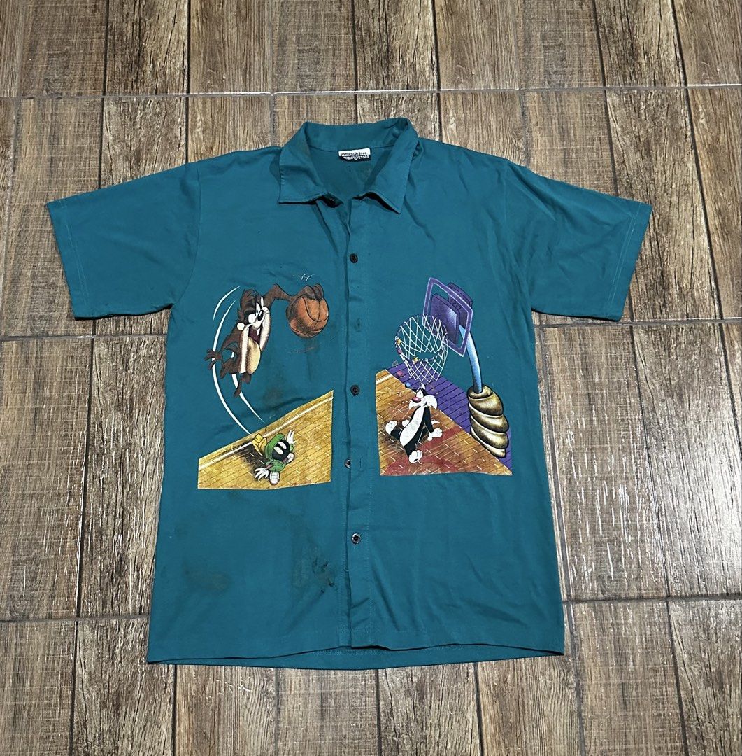 WARNER BROS VINTAGE POLO (Category: Tshirts & Polo Shirts ) located in Manila. Submitted by urban-vintage_2 (Listing ID 1468964685, Image 1). Description: ISSUE: STAIN( NEED WASH ) MOP :GCASH ( NO COD ) SHIP VIA : LALAMOVE & J&T LOCATION : PASIG CITY LENGTH : 31 WIDTH : 22.