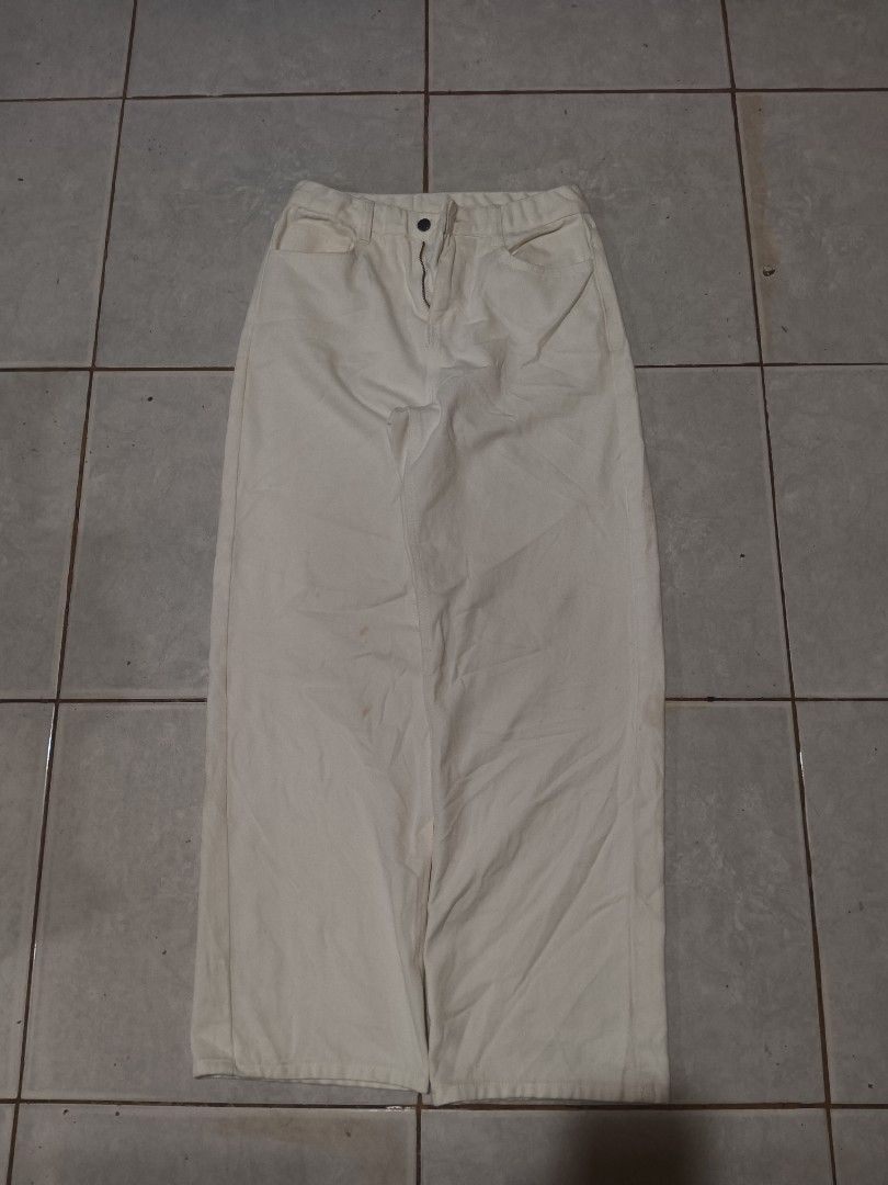 White Baggy Pants (Category: Jeans) located in Cebu City. Submitted by shatooo (Listing ID 1469135103, Image 1). Description: 32Waist 40Length 10-11Leg Hole.