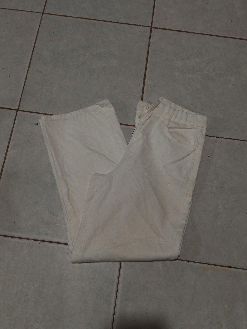 White Baggy Pants (Category: Jeans) located in Cebu City. Submitted by shatooo (Listing ID 1469135103, Image 2). Description: 32Waist 40Length 10-11Leg Hole.