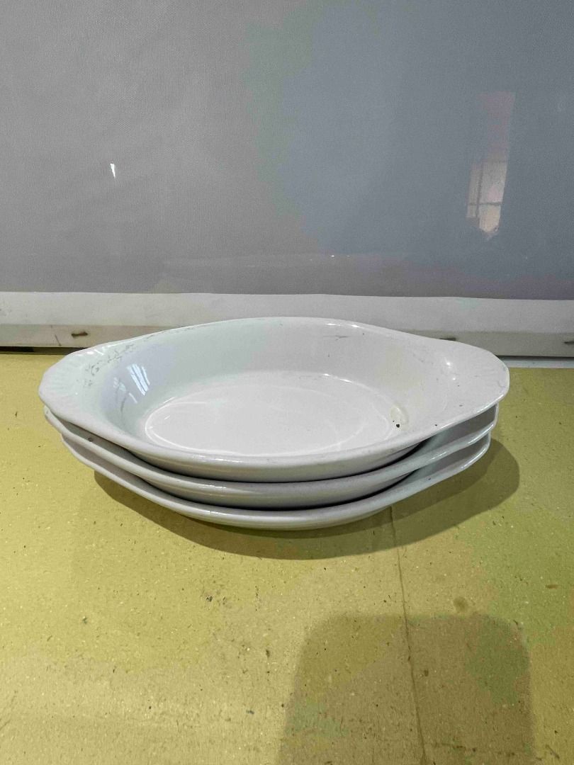 White Ceramic Oval Plates (Category: Dinnerware & Cutlery) located in Quezon City. Submitted by foxsquaredeals (Listing ID 1469026889, Image 1). Description: Size: 11cm x 22cm P60/pc 2pcs available MOP: Gcash/Bank transfer .