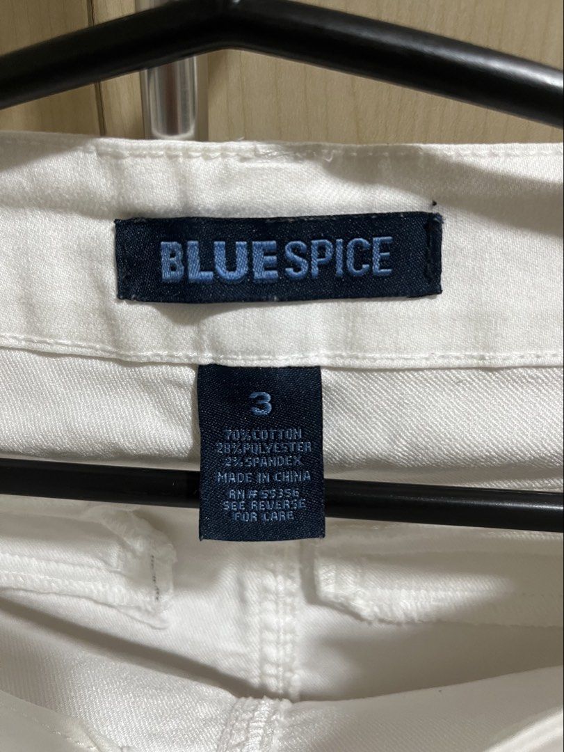 White Cotton Shorts (Category: Shorts) located in Mandaluyong City. Submitted by maximesntgo (Listing ID 1469028078, Image 2). Description: mop: gcash/rcbc/cash if meetup mod: jnt/lalamove/meetup around ust or shangri-la mall 📍mandaluyong.