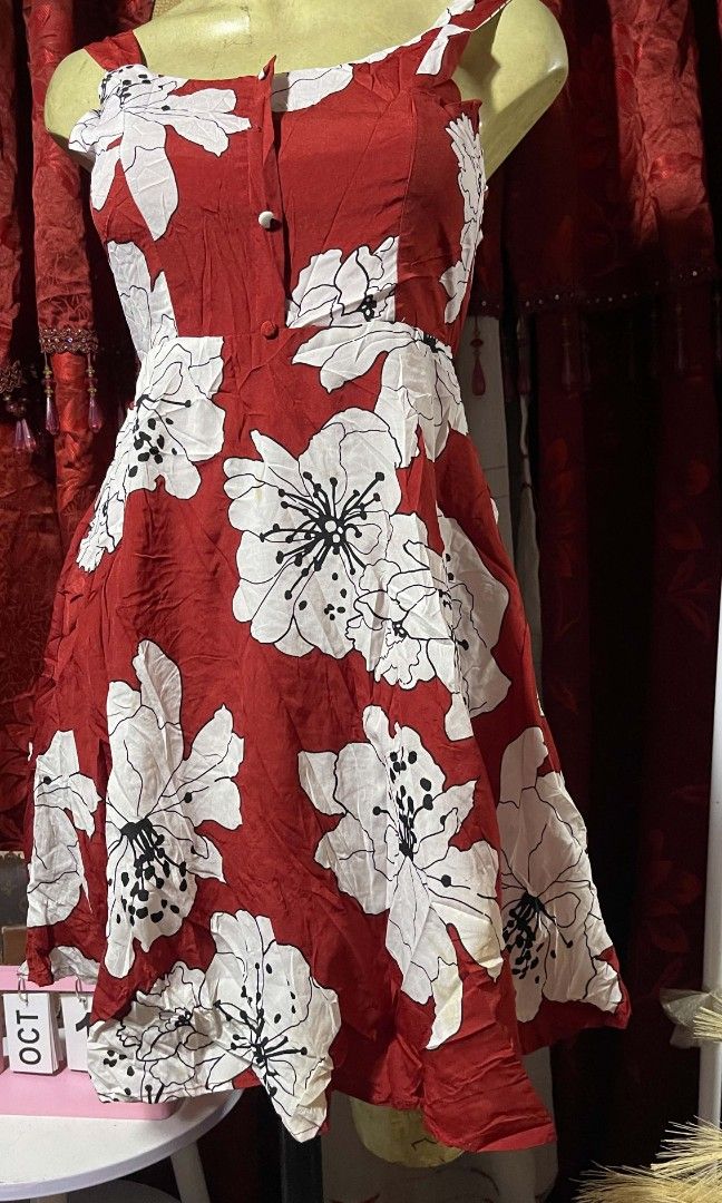 White floral (Category: Dresses) located in Manila. Submitted by wheneity67thifted (Listing ID 1469003197, Image 2). Description: .