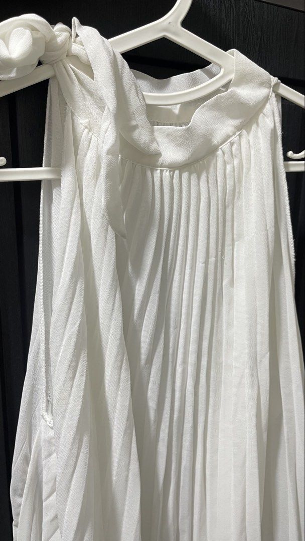 White halter chiffon dress (Category: Dresses) located in Quezon City. Submitted by anywearphl (Listing ID 1469089926, Image 3). Description: Freesize.