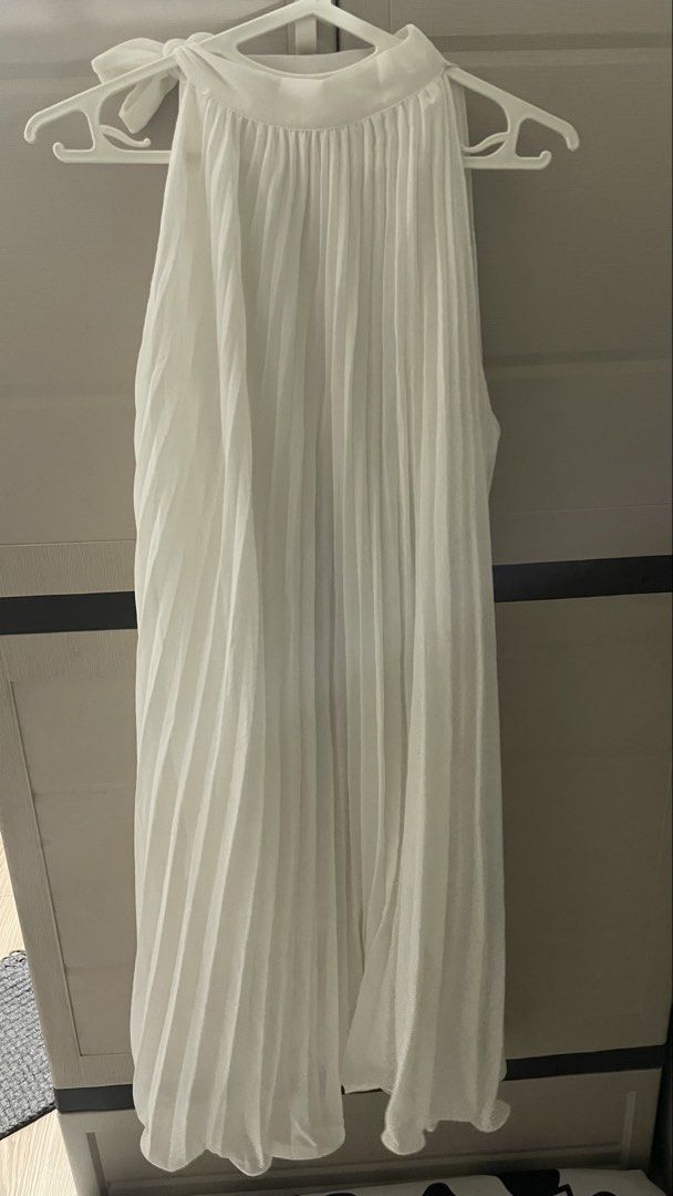 White halter chiffon dress (Category: Dresses) located in Quezon City. Submitted by anywearphl (Listing ID 1469089926, Image 2). Description: Freesize.