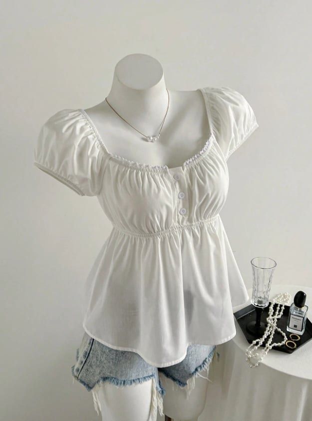 White pleated blouse (Category: Blouses) located in Manila. Submitted by cai.a15d5c (Listing ID 1468990002, Image 3). Description: .