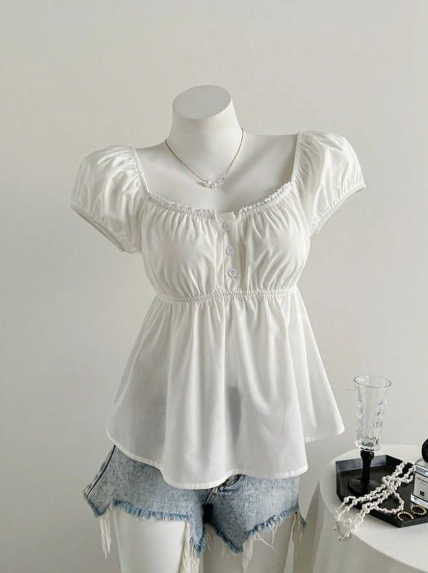 White pleated blouse (Category: Blouses) located in Manila. Submitted by cai.a15d5c (Listing ID 1468990002, Image 2). Description: .