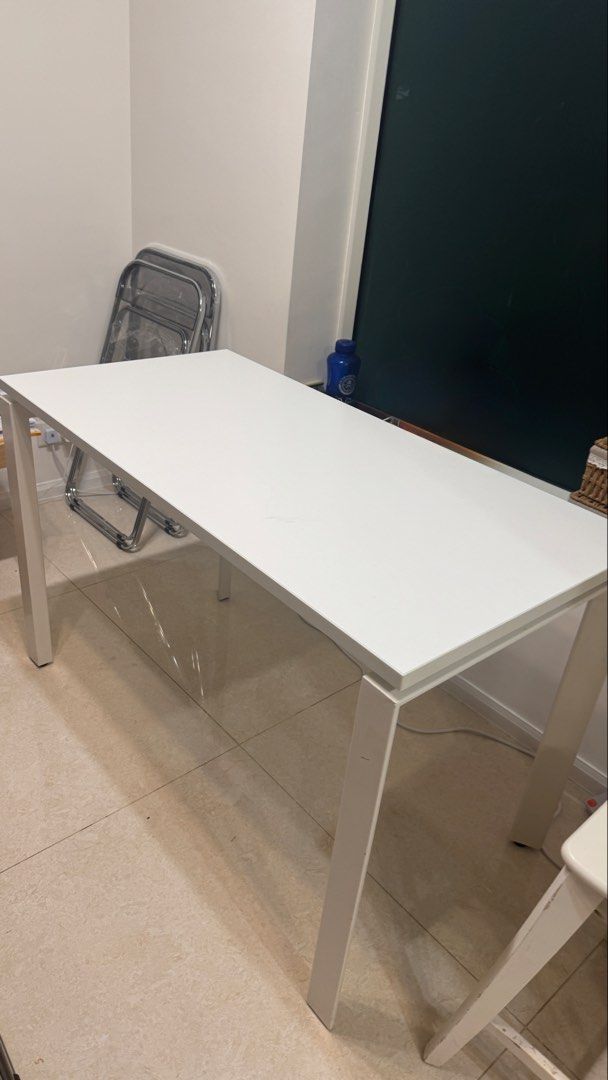 White rectangular dining or study desk table （分類：桌子）位於 Hong Kong。 由 nadiiakostiuchyk 提交（商品編號 1468930452，圖片 2）。簡介： Free White rectangular table, works well for working, or studying. Neutral white finish wooden top and metal legs, matches most room setups. 。