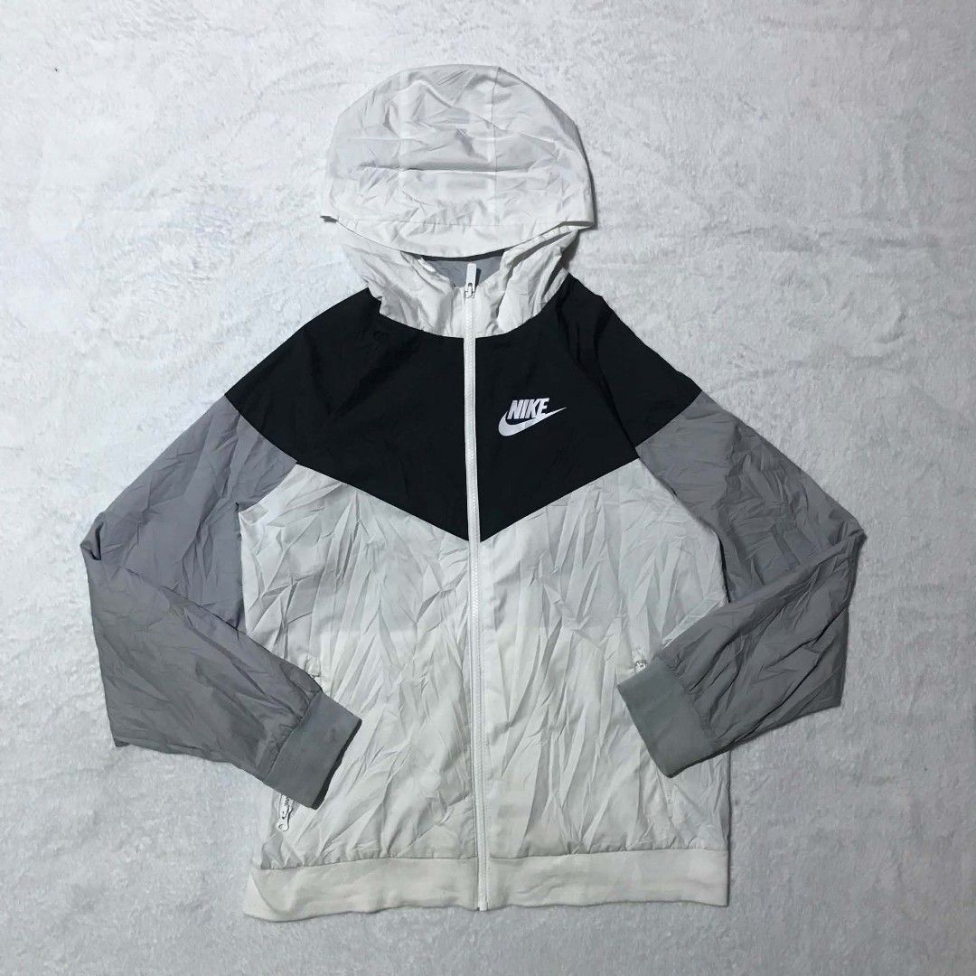 WINDBREAKER NIKE TRI-TONE (Category: Activewear) located in Cebu City. Submitted by kevinthrift (Listing ID 1468964314, Image 2). Description: NIKE WINDBREAKER TRI-TONE Excellent Condition Size: XL Youth Size Dimes: Length 25.5 | Width 20 Color rate: 9.3/10 - (ISSUE ) Scratch,Stain Washable -Need Wash.
