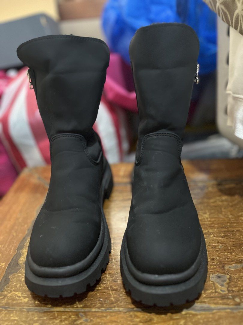 Winter Autumn Boots (Category: Boots) located in Quezon City. Submitted by rhoyrhoy (Listing ID 1468976396, Image 2). Description: Like new pair of boots Perfect for use during Autumn or winter With wool lining Thick soles Comfort for walking around town Keeps your feet warm Best fits Womens size 6.5-7 Wear with socks.