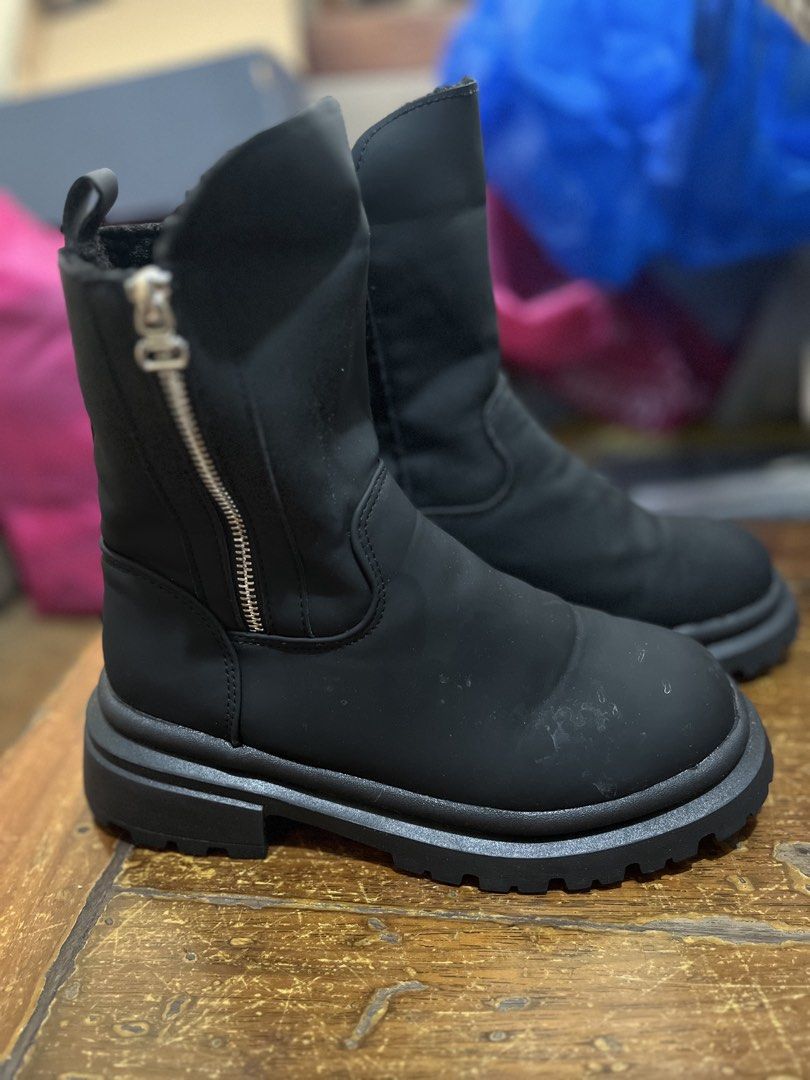 Winter Autumn Boots (Category: Boots) located in Quezon City. Submitted by rhoyrhoy (Listing ID 1468976396, Image 1). Description: Like new pair of boots Perfect for use during Autumn or winter With wool lining Thick soles Comfort for walking around town Keeps your feet warm Best fits Womens size 6.5-7 Wear with socks.