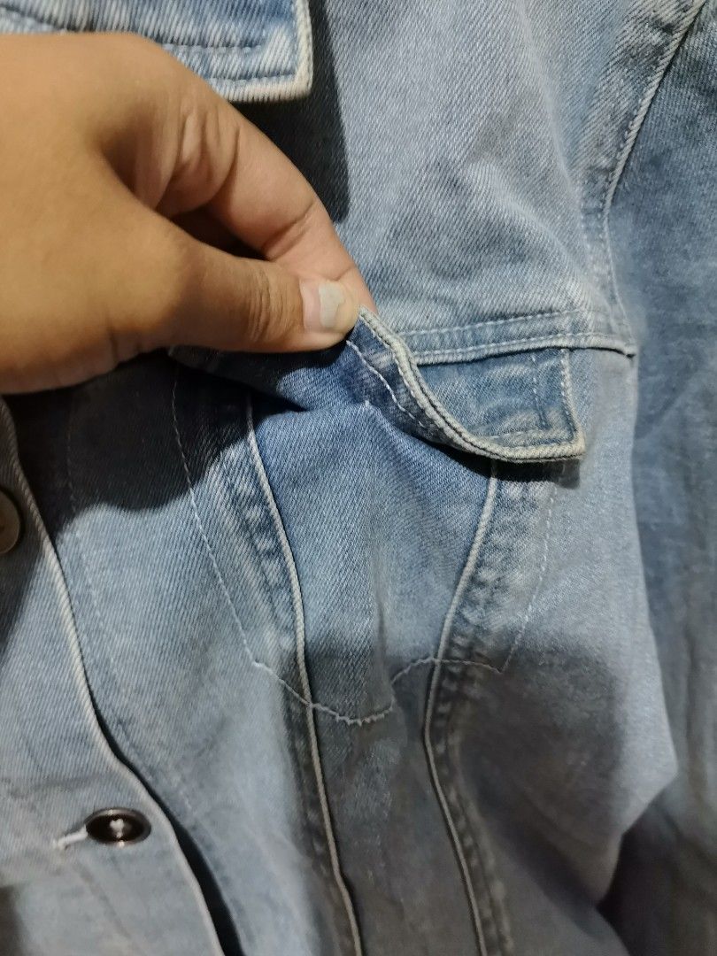 Woman Jeans Light Blue Denim Jacket Size M (Category: Coats, Jackets and Outerwear) located in Valenzuela. Submitted by paaaatt (Listing ID 1469014178, Image 2). Description: - Brand: Woman Jeans - Size: M - Color: Light blue wash - Material: Sturdy cotton denim - Features: Classic button-up front with metal buttons, two chest pockets with flaps, long sleeves with button cuffs - Condition: Clean, standard stitching throughout - Style: Great layer