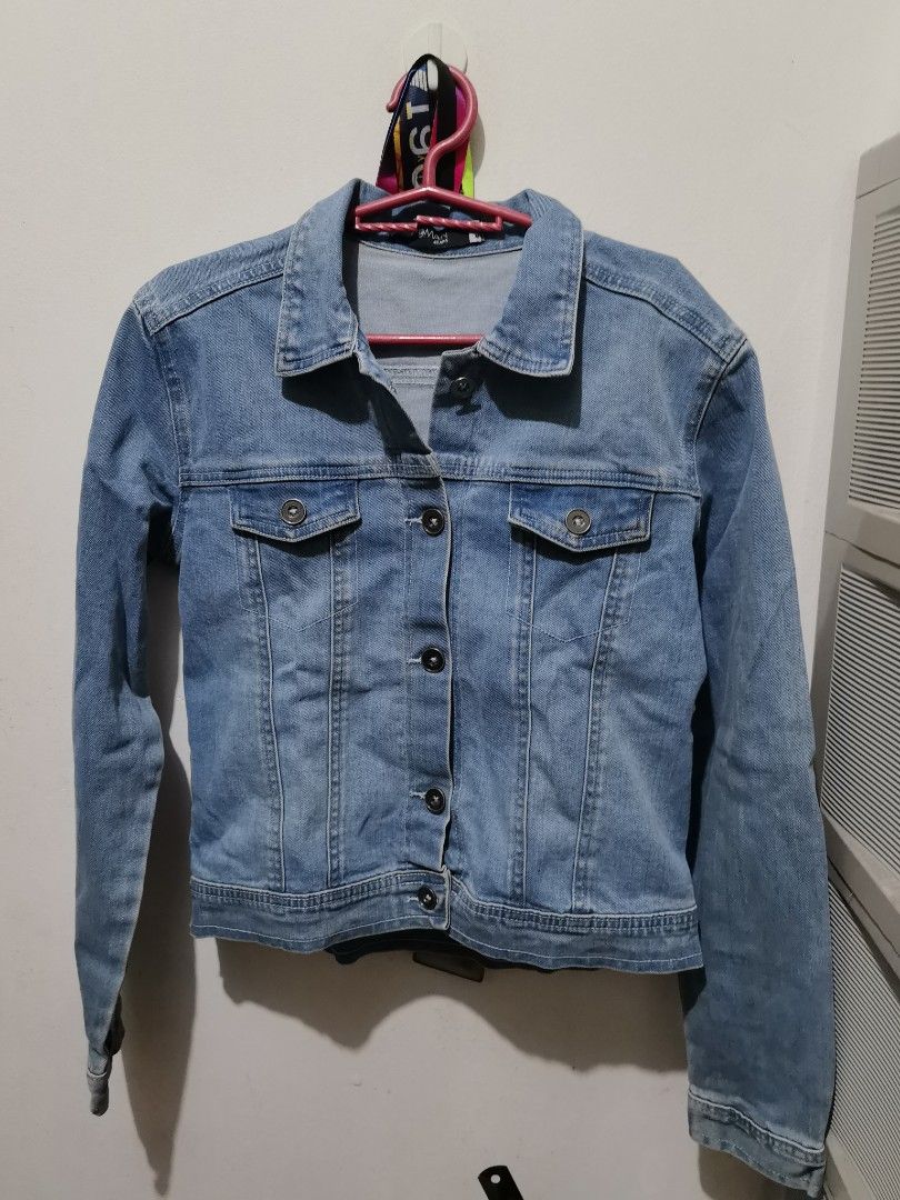 Woman Jeans Light Blue Denim Jacket Size M (Category: Coats, Jackets and Outerwear) located in Valenzuela. Submitted by paaaatt (Listing ID 1469014178, Image 1). Description: - Brand: Woman Jeans - Size: M - Color: Light blue wash - Material: Sturdy cotton denim - Features: Classic button-up front with metal buttons, two chest pockets with flaps, long sleeves with button cuffs - Condition: Clean, standard stitching throughout - Style: Great layer