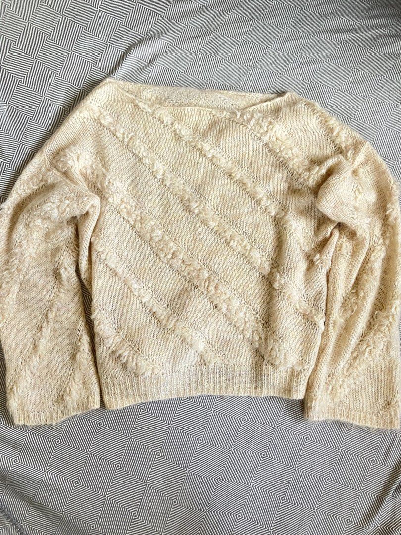 Women Knitted Long sleeves (Category: Longsleeves) located in Manila. Submitted by pc.thrift (Listing ID 1468981646, Image 1). Description: S-L.