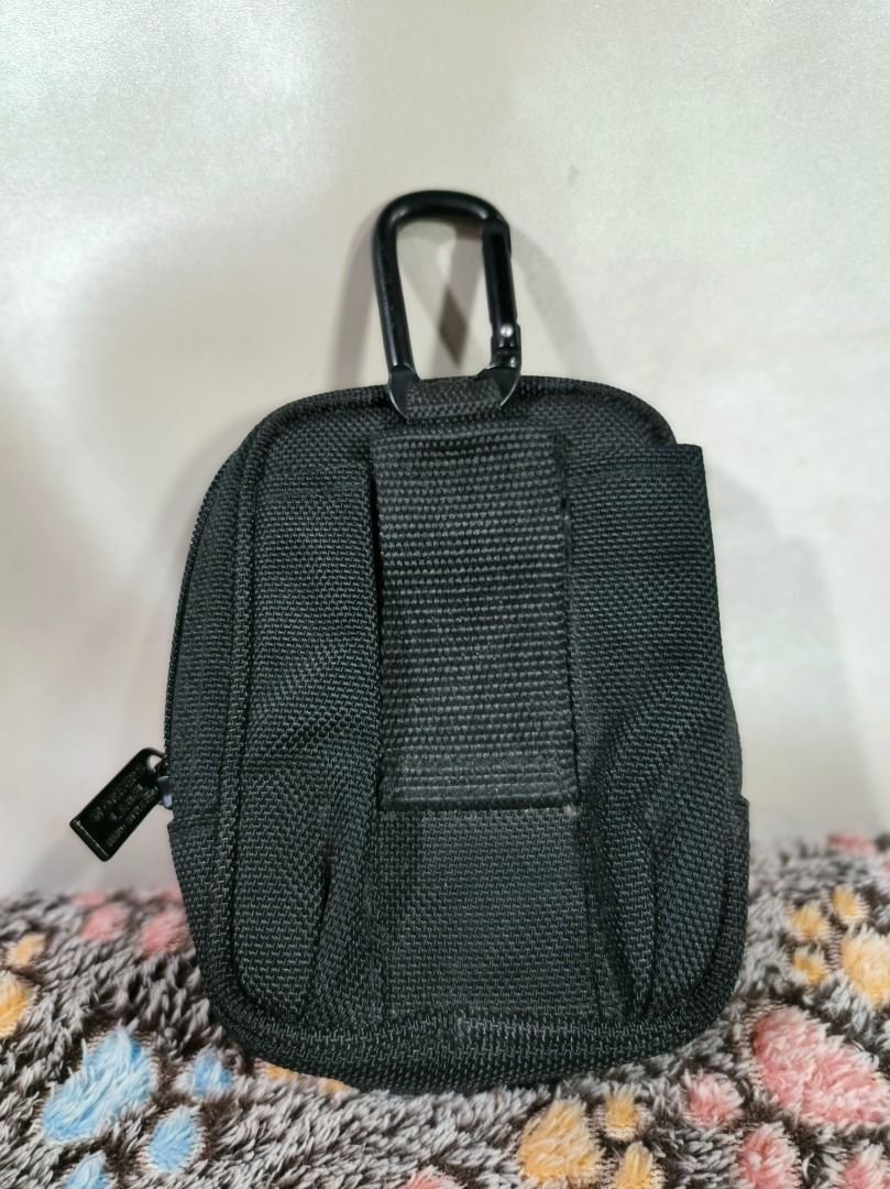 Workers Label Hip Transporter Case Pouch Black (Category: Belt bags, Clutches and Pouches) located in San Leonardo. Submitted by burgossanleonardo.12345 (Listing ID 1469070156, Image 2). Description: - Color: Black - Material: Tough, durable nylon with sturdy zippers - Storage: Front zipper pocket and main compartment with inner card pocket - Portability: Includes a back belt loop and carabiner clip for easy attachment - Use: Compact utility pouc