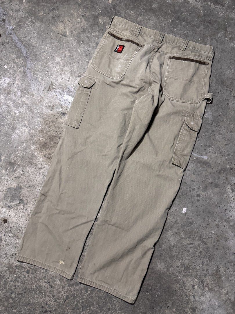 Wrangler Riggs Workwear (Category: Jeans) located in Pasig City. Submitted by dripthrift1600 (Listing ID 1469071807, Image 2). Description: - Wrangler Riggs Workwear - Good Condition - Issue: stain - Dimes: 36x43x9.
