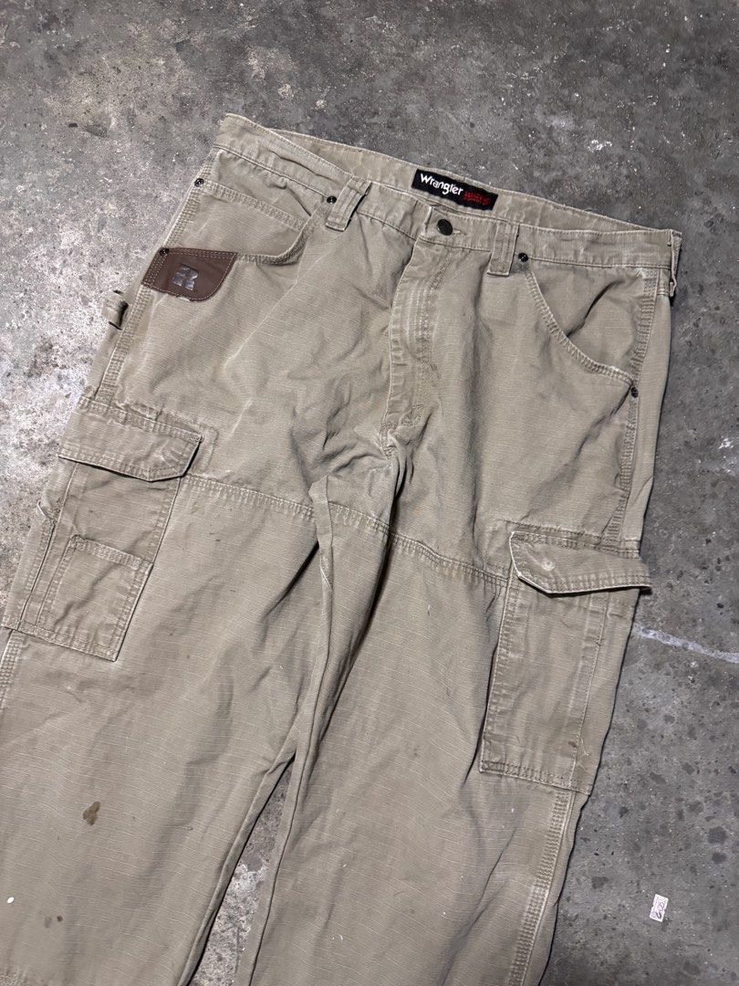 Wrangler Riggs Workwear (Category: Jeans) located in Pasig City. Submitted by dripthrift1600 (Listing ID 1469071807, Image 3). Description: - Wrangler Riggs Workwear - Good Condition - Issue: stain - Dimes: 36x43x9.