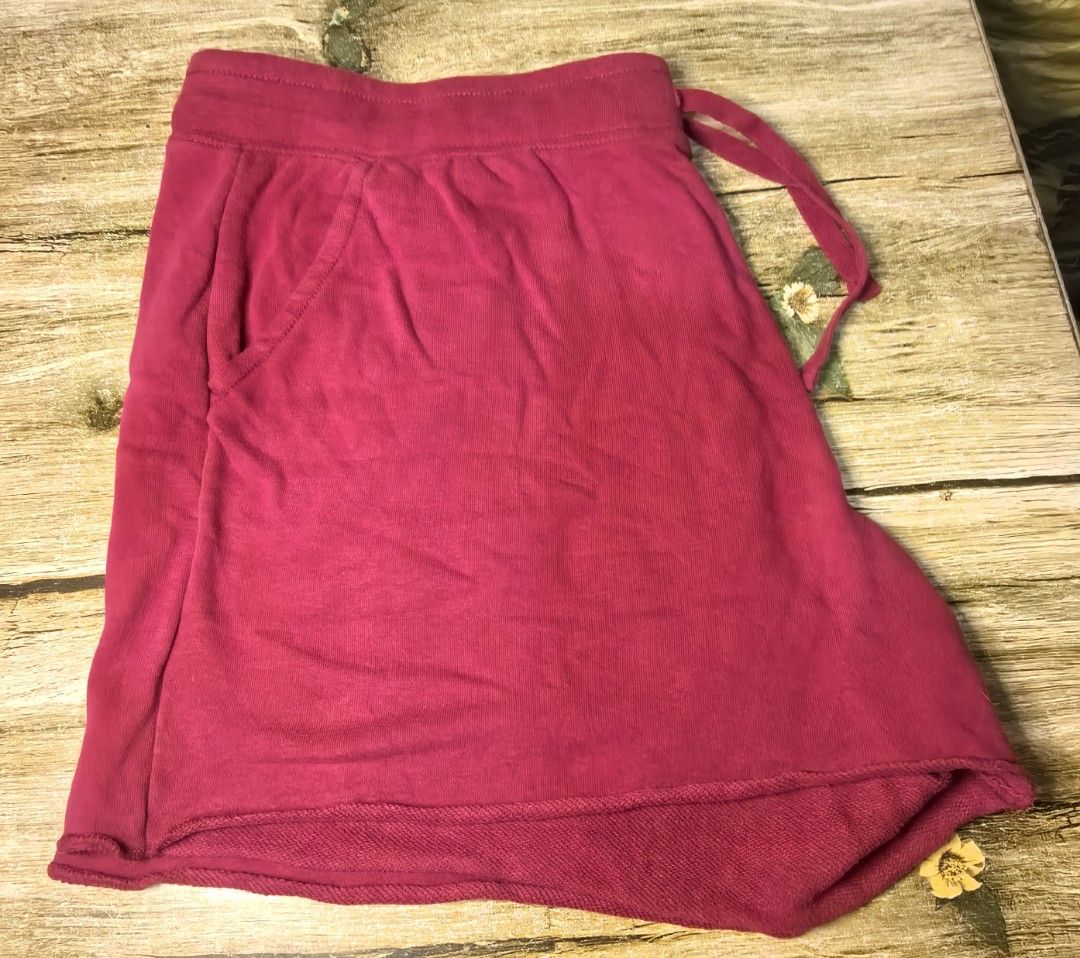 XL Gap Sweat Shorts (Category: Activewear) located in Mexico. Submitted by hele_blushandthrift (Listing ID 1469043009, Image 2). Description: XL Gap Sweat Shorts Php250 Excellent condition Magenta/Fuschia Free delivery *Color may vary; depending on your phone's lens or filter used but this is 10/10*.