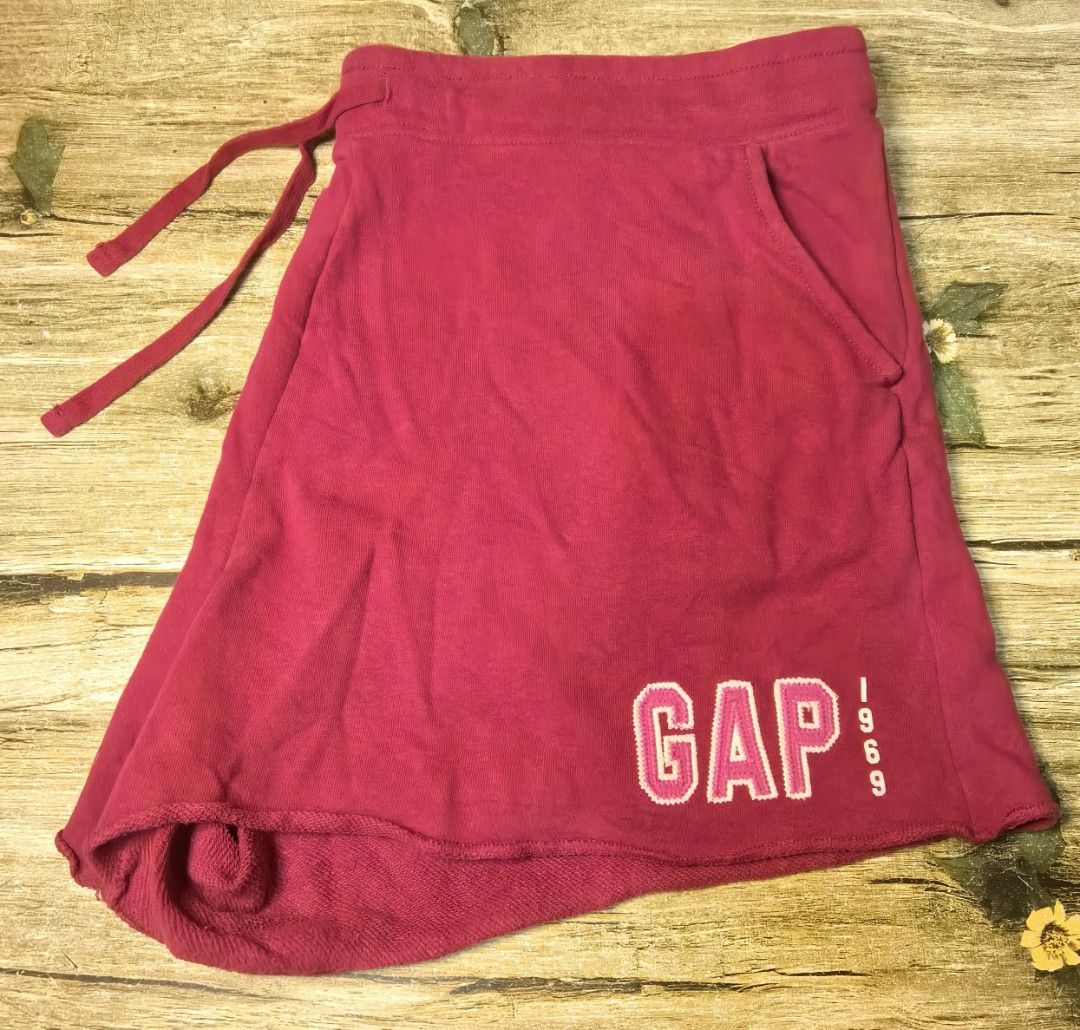 XL Gap Sweat Shorts (Category: Activewear) located in Mexico. Submitted by hele_blushandthrift (Listing ID 1469043009, Image 1). Description: XL Gap Sweat Shorts Php250 Excellent condition Magenta/Fuschia Free delivery *Color may vary; depending on your phone's lens or filter used but this is 10/10*.