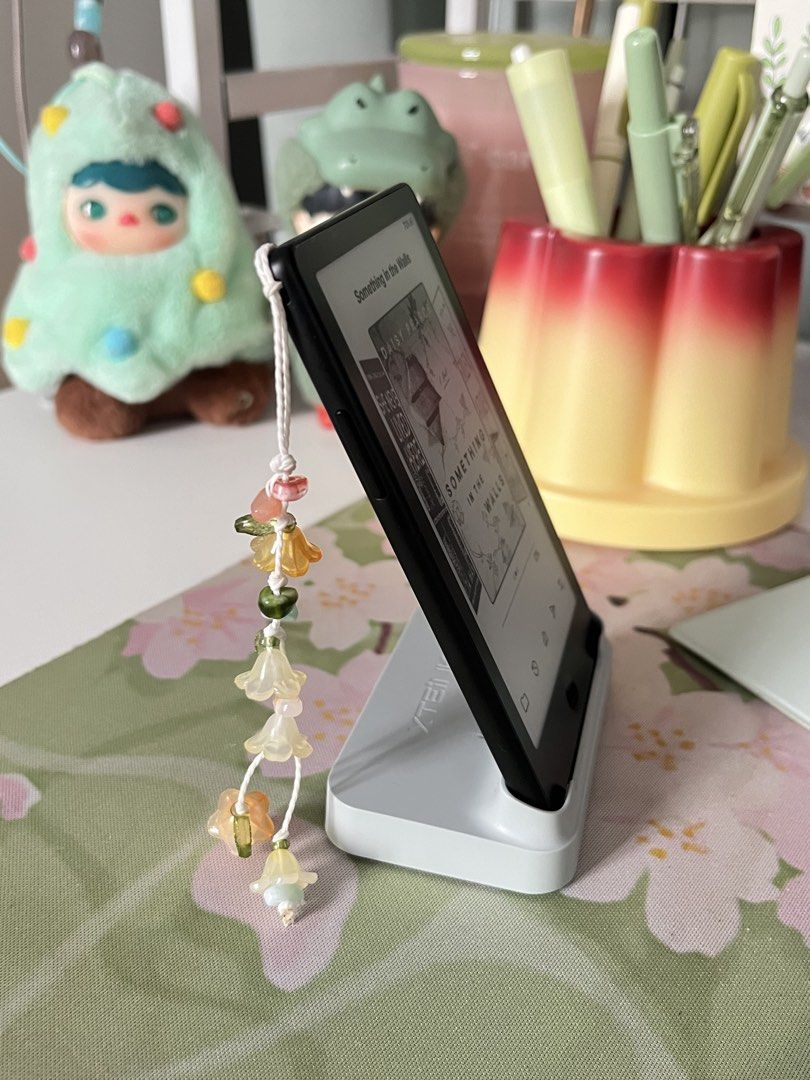 XTEINK X4 PRO with Base Stand (Category: E-Readers) located in Quezon City. Submitted by mikhcruz (Listing ID 1469107418, Image 3). Description: Global version. Brand new, just opened and tested. With Charging stand/Port and magnetic case. From XTEINK website :).