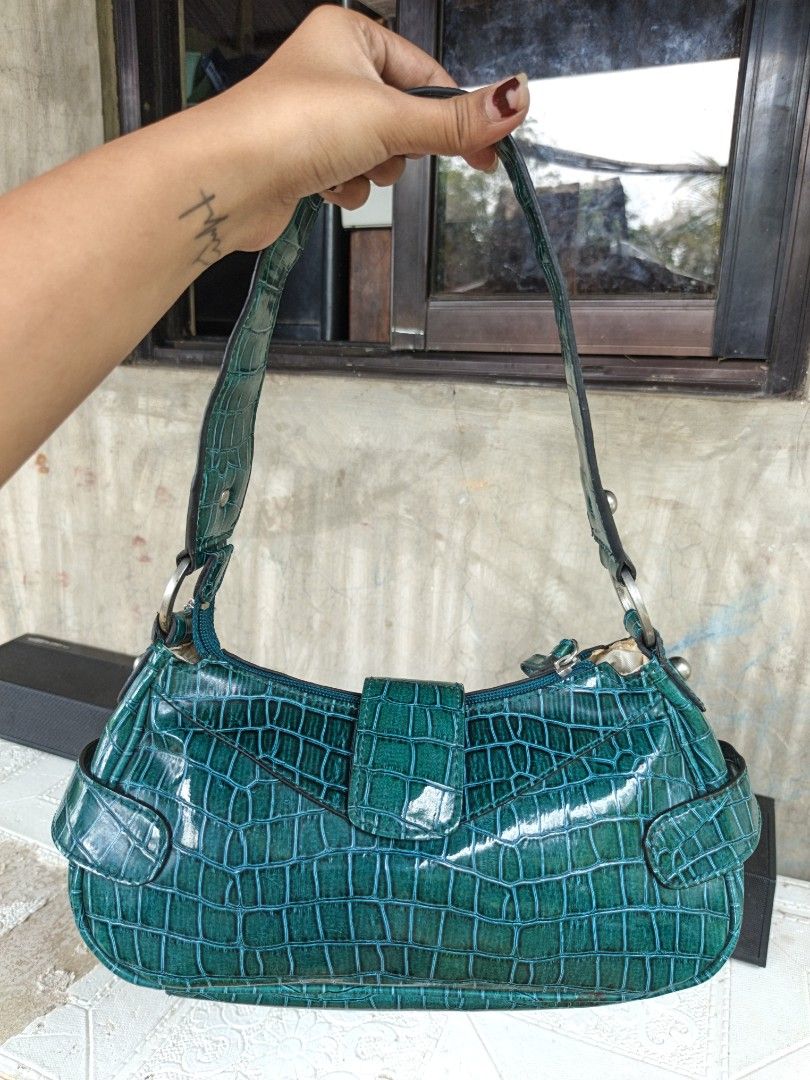 Y2k guess (Category: Shoulder Bags) located in Quezon, Isabela. Submitted by ukay-ukaybylyn (Listing ID 1468957189, Image 2). Description: good condition💯 kasya long wallet issue neto sa last picture may minimal dumi sa loob.