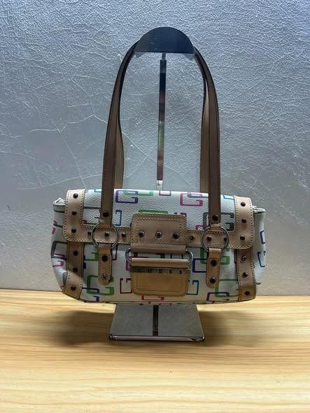 Y2K GUESS LEATHER KILI BAG (Category: Shoulder Bags) located in Caloocan City. Submitted by j3ngsanity (Listing ID 1469092128, Image 1). Description: ISSUE : MIN SCRATCH SA LEATHER / NEED CLEANING / PEN STAIN SA LOOB / RUST SA HARDWARE.