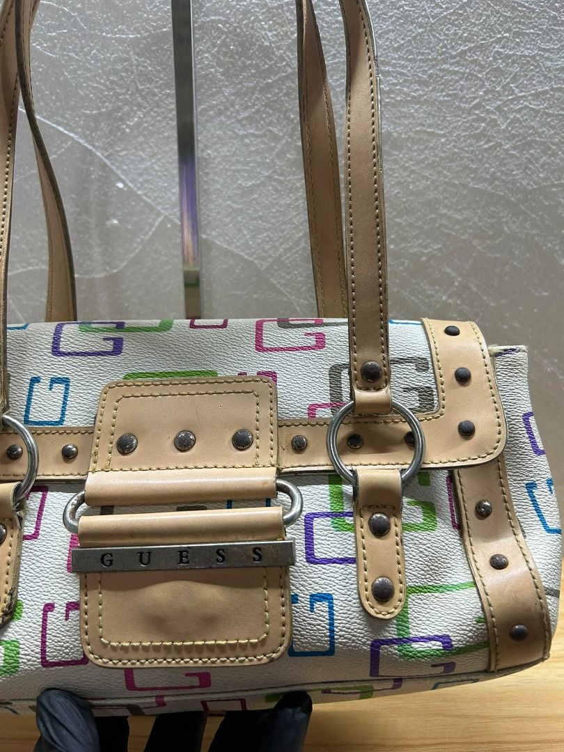 Y2K GUESS LEATHER KILI BAG (Category: Shoulder Bags) located in Caloocan City. Submitted by j3ngsanity (Listing ID 1469092128, Image 3). Description: ISSUE : MIN SCRATCH SA LEATHER / NEED CLEANING / PEN STAIN SA LOOB / RUST SA HARDWARE.
