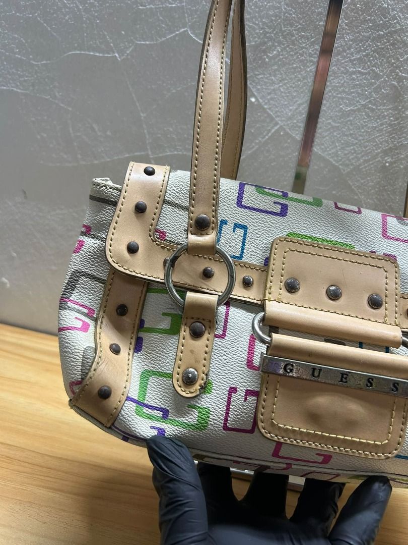 Y2K GUESS LEATHER KILI BAG (Category: Shoulder Bags) located in Caloocan City. Submitted by j3ngsanity (Listing ID 1469092128, Image 2). Description: ISSUE : MIN SCRATCH SA LEATHER / NEED CLEANING / PEN STAIN SA LOOB / RUST SA HARDWARE.