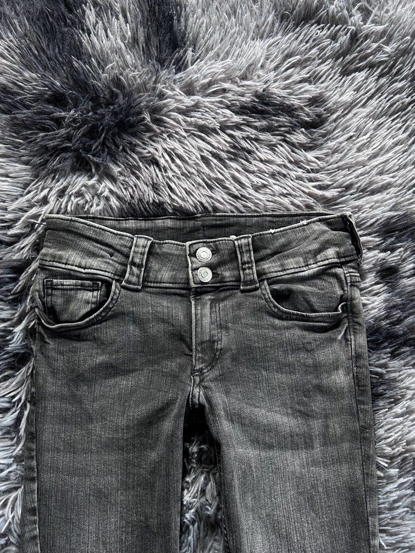 Y2k H&M Low rise Bootcut Jeans 25 (Category: Jeans) located in Banaybanay. Submitted by prettysixtythrift_17 (Listing ID 1468960263, Image 3). Description: Y2k H&M Low rise Bootcut Jeans ▪️Waistline: 25 to 28 ▪️Length: 34.5 ▪️Hem: 7.5 ▪️Hips: 13 ▪️Leg Thigh: 8 ▪️Rise: 7.5 ▪️Inseam: 27.5.