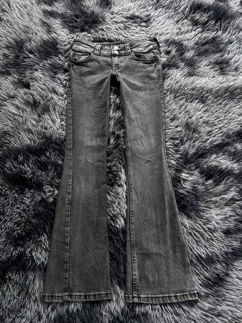 Y2k H&M Low rise Bootcut Jeans 25 (Category: Jeans) located in Banaybanay. Submitted by prettysixtythrift_17 (Listing ID 1468960263, Image 1). Description: Y2k H&M Low rise Bootcut Jeans ▪️Waistline: 25 to 28 ▪️Length: 34.5 ▪️Hem: 7.5 ▪️Hips: 13 ▪️Leg Thigh: 8 ▪️Rise: 7.5 ▪️Inseam: 27.5.
