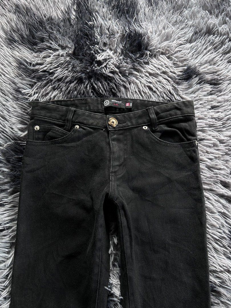 Y2k LA Low rise Flared Jeans (Category: Jeans) located in Banaybanay. Submitted by prettysixtythrift_17 (Listing ID 1468960133, Image 3). Description: Y2k LA Low rise Flared Jeans ▪️Waistline: 26 to 28 ▪️Length: 38 ▪️Hem: 8.5 ▪️Hips: 14 ▪️Leg Thigh: 9 ▪️Rise: 7 ▪️Inseam: 30.5.