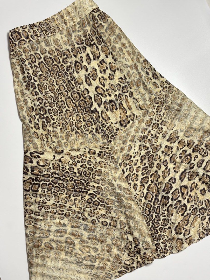 y2k leopard tiered maxi skirt (Category: Skirts) located in Mabalacat. Submitted by lueur.rei (Listing ID 1469088630, Image 3). Description: ⊹ ࣪ ˖ 26w, 28l ⊹ ࣪ ˖ no inner lining 𖧧 mine: ₱300 𖧧 steal: ₱350 𖧧 lock (au): ₱400 — eob: OCT 20 - 8 PM ⊹₊˚‧︵‿₊୨ᰔ୧₊‿︵‧˚₊⊹ — measurements were taken in flat lay — picture may vary due to lighting — please read guidelines before buying — once item is confirmed, please send your complete order form and screen