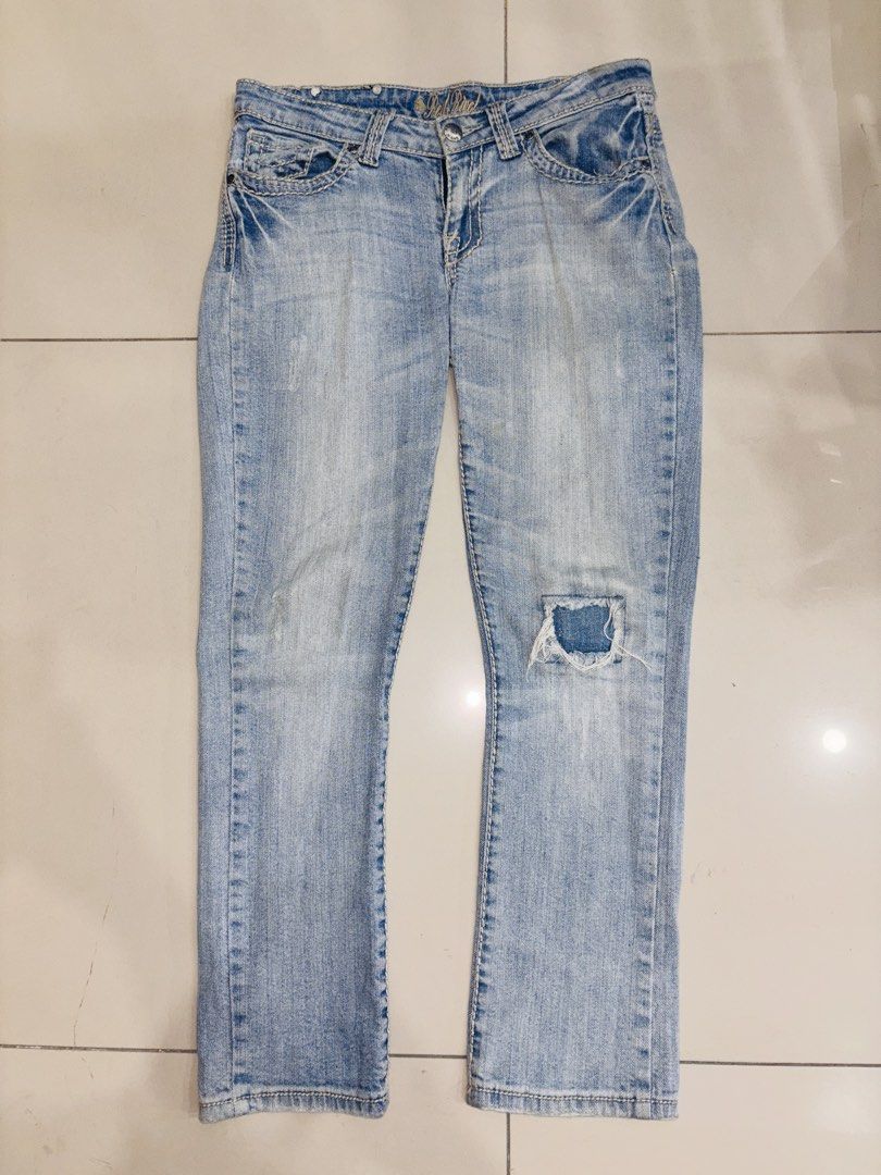 Y2k Red Rivet Denim Jeans (Category: Jeans) located in Manila. Submitted by erxm.thrift (Listing ID 1469081505, Image 1). Description: .